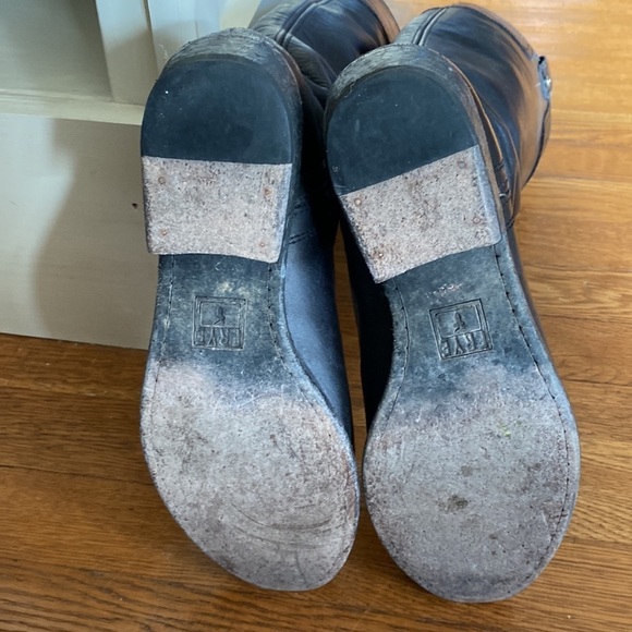 Frye - Picture 5 of 8